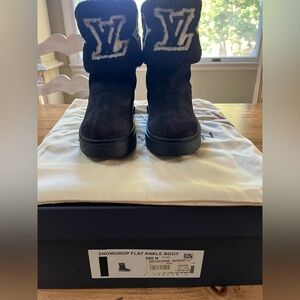 NWT Louis Vuitton Suede Calfskin Shearling Snowdrop Flat Ankle Boot 8/38 Black